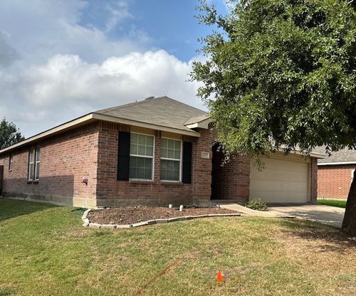 433 Emerald Creek Dr, Fort Worth, TX, 76131-3955 | Card Image