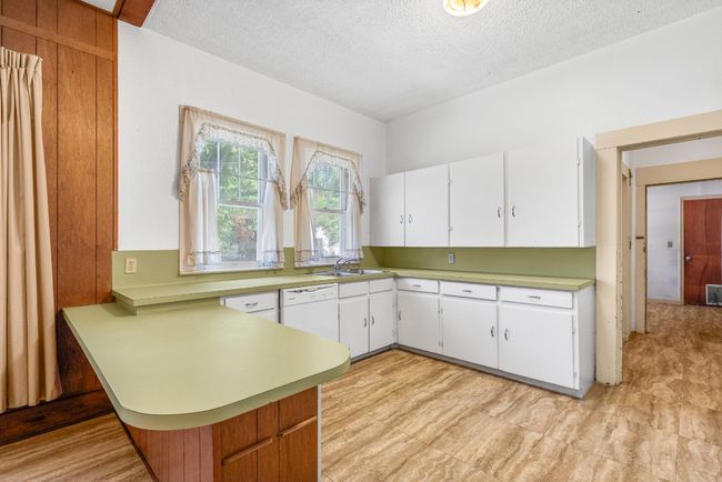 911 N Avenue C, House other with 3 bedrooms, 2 bathrooms and null parking in Elgin TX | Image 15