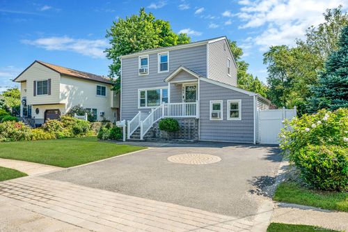 301 Center Bay Dr, West Islip, NY, 11795-4807 | Card Image