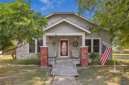 520 1st St, Cuero, TX, 77954-2616 | Card Image