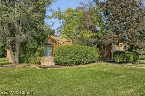 29811 Cottonwood Ct, Farmington Hills, MI, 48331-1922 | Card Image
