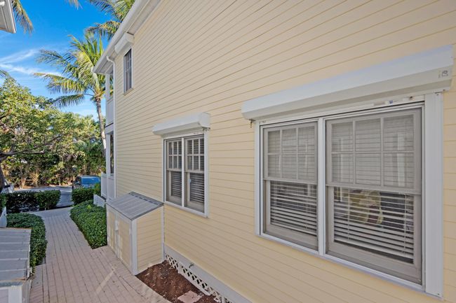 Side of the home | Image 27