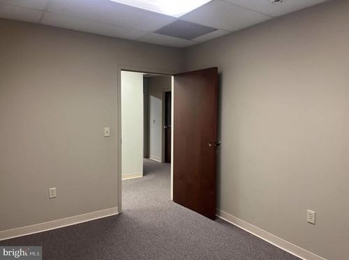 801-1512 E Caracas Ave, HERSHEY, PA, 17033-1184 | Card Image
