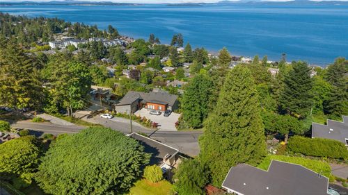 951 Claremont Ave, Saanich, BC, V8Y1K5 | Card Image