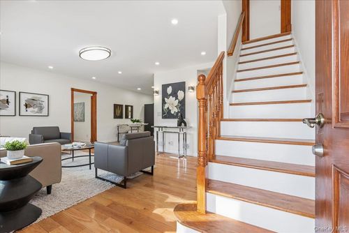 85 Briarcliff Rd, Westbury, NY, 11590-1636 | Card Image