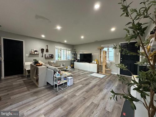 28 Outlook Ln, LEVITTOWN, PA, 19055-1516 | Card Image