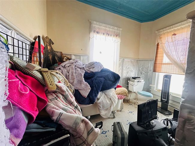 1002 Hopkins St, House other with 5 bedrooms, 3 bathrooms and 2 parking in Yoakum TX | Image 10