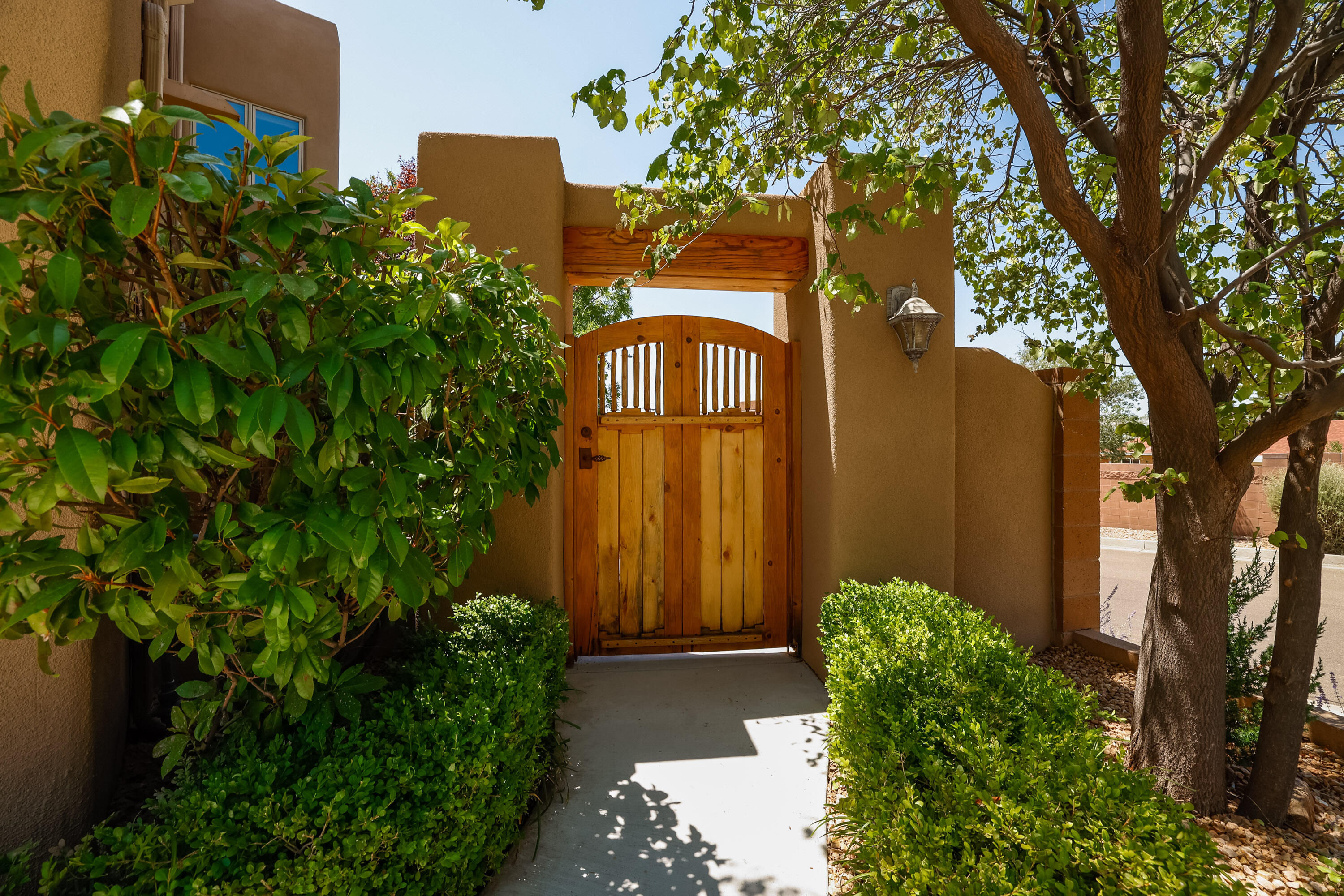 Ridge Pointe Loop, Albuquerque, NM 87111