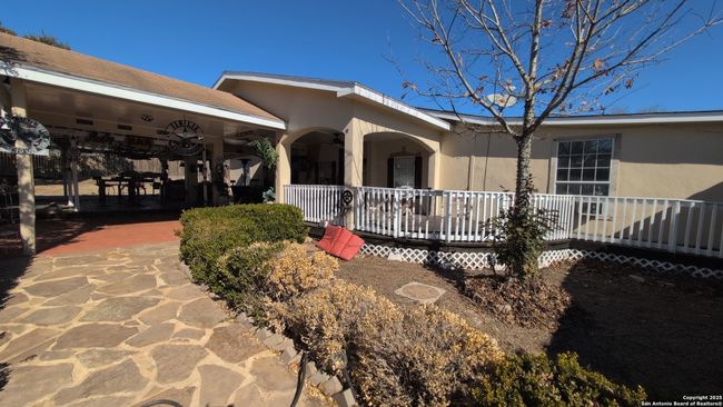 670 Quail Run, House other with 4 bedrooms, 3 bathrooms and null parking in Lytle TX | Image 6