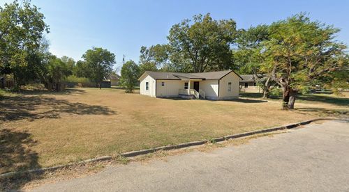 904 E Austin St, Luling, TX, 78648-2310 | Card Image