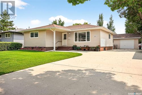 1321 Queen Cres, Moose Jaw, SK, S6H3G5 | Card Image