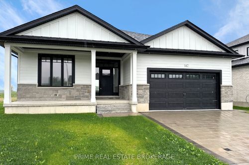 147 Mcleod St, Parkhill, ON, N0M2K0 | Card Image