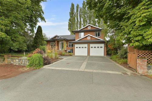 882 Canterbury Rd, Saanich, BC, V8X3E6 | Card Image