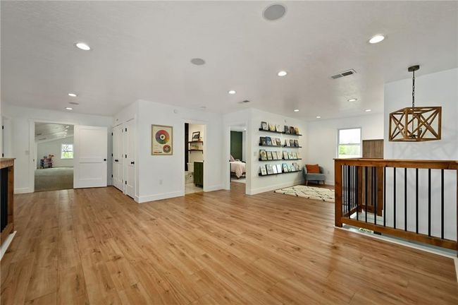 Upper living space with secondary beds. | Image 33