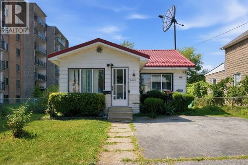 3426 Peter St, Windsor, ON, N9C1J3 | Card Image
