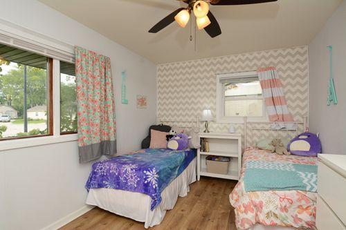 27 Hawthorne Ln, Streamwood, IL, 60107-1507 | Card Image