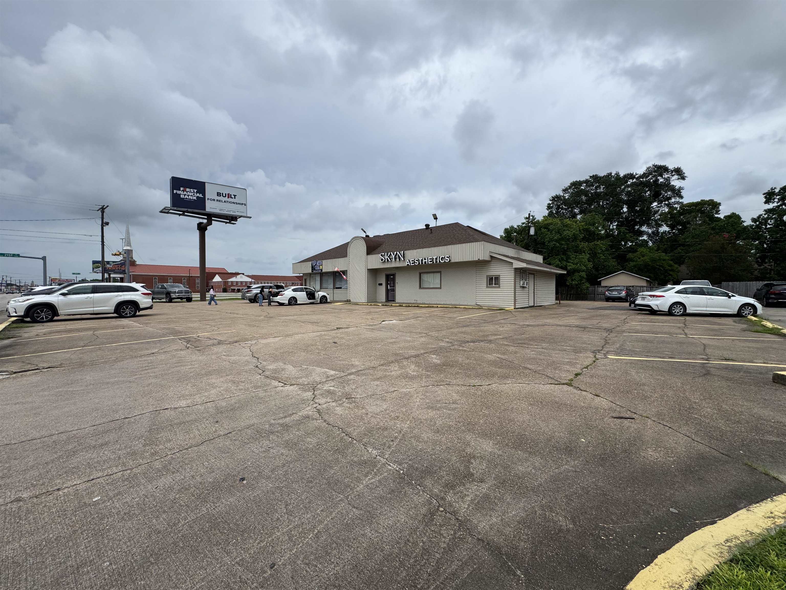 2111 Nederland Ave, Nederland, TX 77627