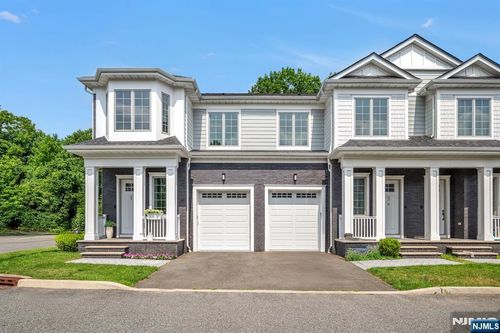 25 Gabriel Ct, Paramus, NJ, 07652-1868 | Card Image