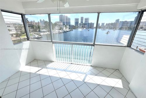 apt-301-462 Golden Isles Dr, Hallandale Beach, FL, 33009-7572 | Card Image