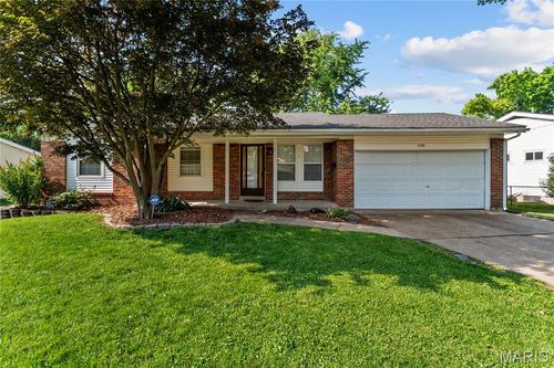 430 Coachway Ln, Hazelwood, MO, 63042-1408 | Card Image