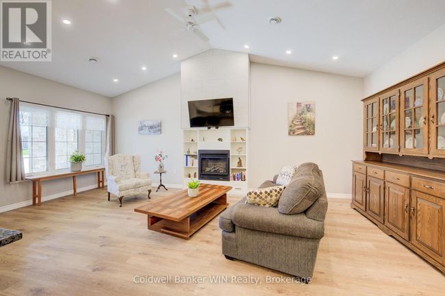 103 Broomers Crescent, Townhouse with 2 bedrooms, 2 bathrooms and 3 parking in Wellington North (Mount Forest) ON | Image 9