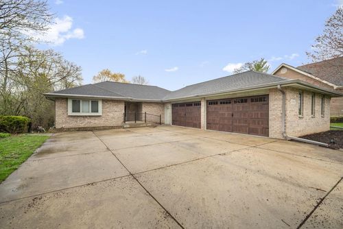 10928 W Church Street, Franklin, WI, 53132 | Card Image