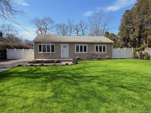 16 Lincoln Dr, Oakdale, NY, 11769-2127 | Card Image