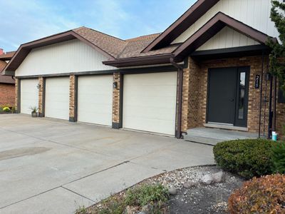 1B - 215 Walters Lane, Condo with 3 bedrooms, 2 bathrooms and 3 parking in Itasca IL | Image 2