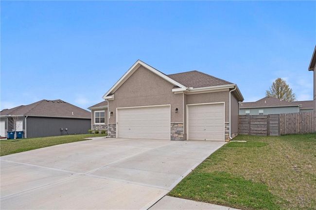1002 Fox Trot Dr, House other with 4 bedrooms, 3 bathrooms and null parking in Odessa MO | Image 4