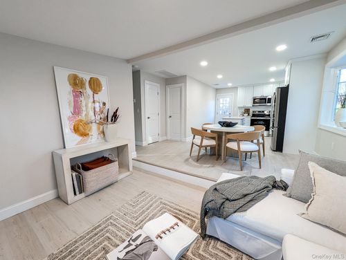 15 Short Ave, Riverhead, NY, 11901-3822 | Card Image