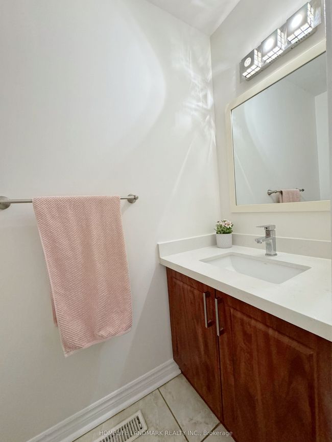 1 - 900 Central Park Dr, Condo with 3 bedrooms, 3 bathrooms and 1 parking in Brampton ON | Image 11
