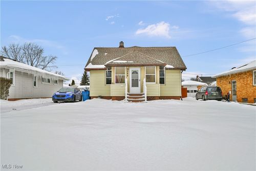 9284 Berkshire Rd, Parma Heights, OH, 44130-3246 | Card Image