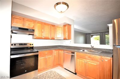 81 Landings Way, Condo with 3 bedrooms, 1 bathrooms and null parking in Avon Lake OH | Image 2