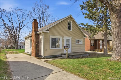 5747 Kingsbury St, Dearborn Heights, MI, 48127-3117 | Card Image