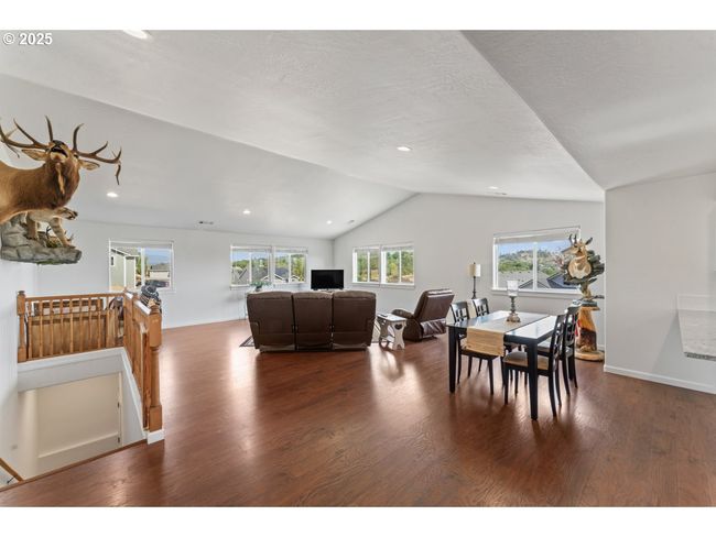 1019 Azure Way, House other with 3 bedrooms, 2 bathrooms and 2 parking in Eagle Point OR | Image 12