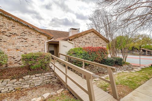 5947 Chimney Wood Cir, Fort Worth, TX, 76112-3030 | Card Image