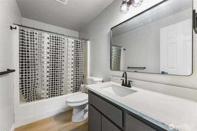 Lower Bathroom | Image 14