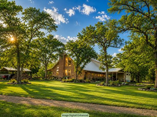 380 Woodlands Dr, Bastrop, TX, 78602-3131 | Card Image