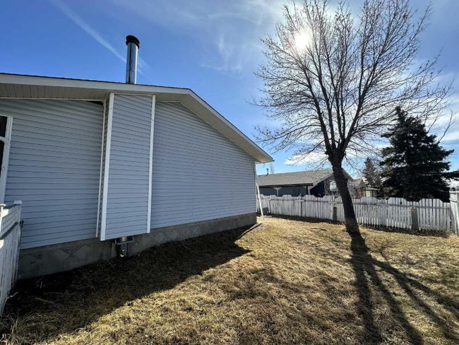 9239 107 Avenue, Home with 4 bedrooms, 2 bathrooms and 4 parking in Grande Prairie AB | Image 3