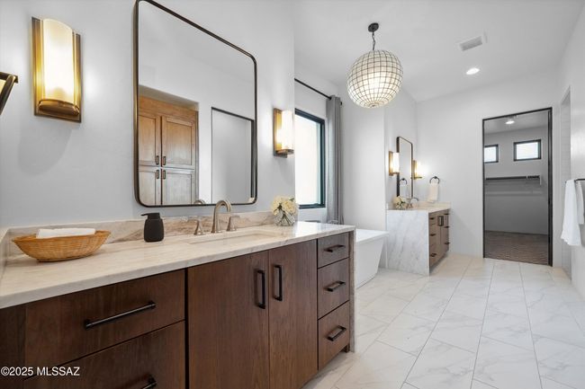 Primary Bathroom | Image 27