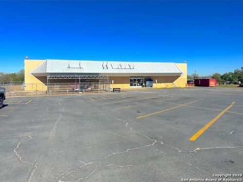 1205 Oak St, Jourdanton, TX, 78026-2137 | Card Image