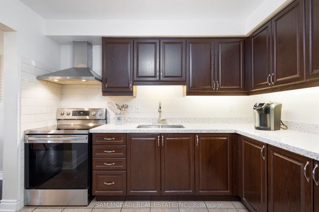 80 Longbourne Cres, House attached with 3 bedrooms, 2 bathrooms and 4 parking in Brampton ON | Image 8