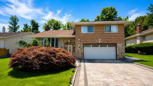 27 Barrypark Ct, Albertson, NY, 11507-1501 | Card Image