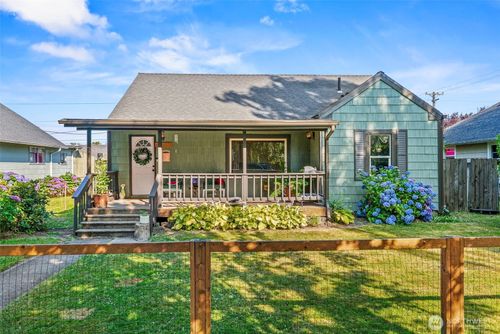 561 18th Ave, Longview, WA, 98632-1509 | Card Image