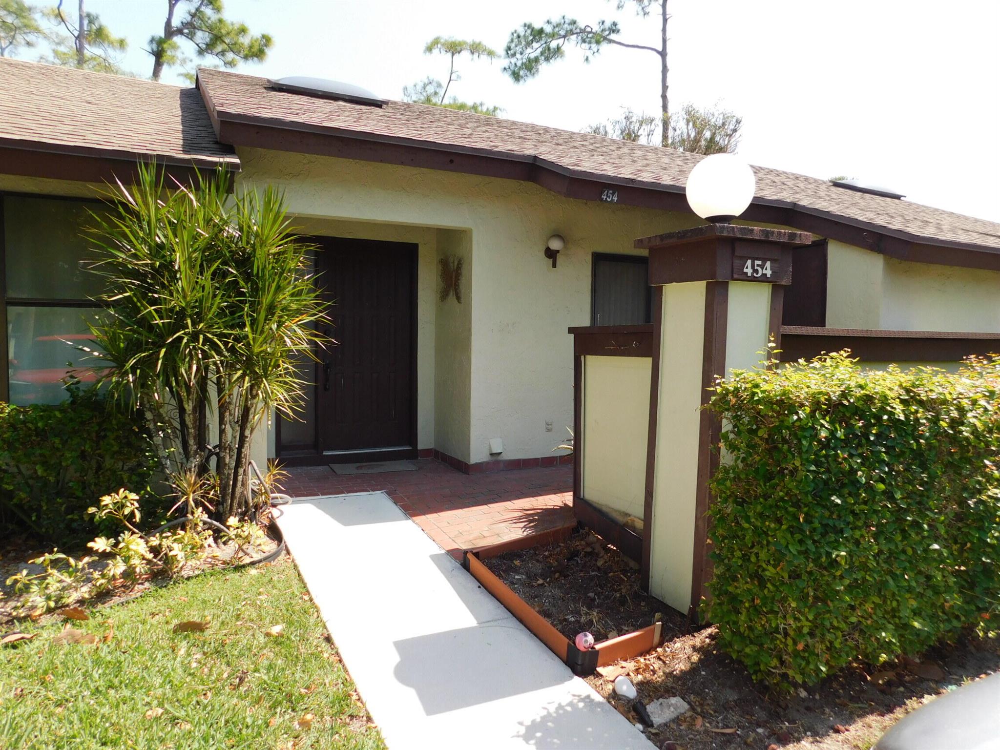 Knollwood Ct, Royal Palm Beach, FL 33411