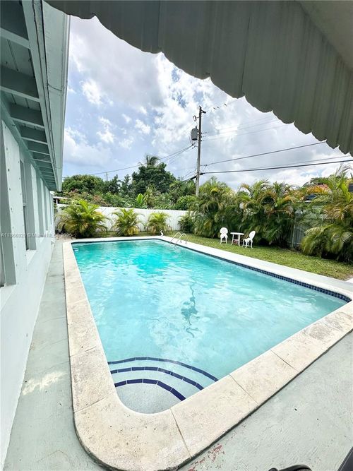 560 Sw 71st Ct, Miami, FL, 33144-2729 | Card Image
