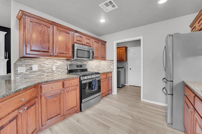 Kitchen With Quartz counter-tops and backsplash | Image 14