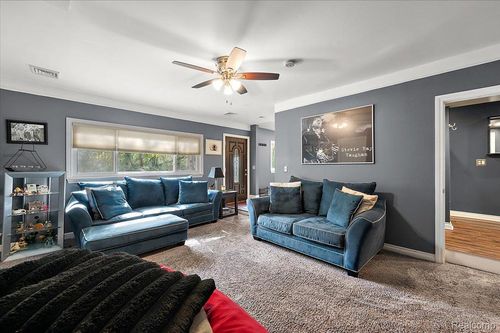 2262 Hammerslea Rd, Lake Orion, MI, 48359-1622 | Card Image