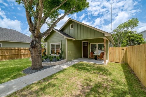 815 Fir Lane, Lockhart, TX, 78644 | Card Image