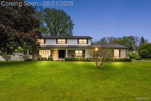 8785 Annsbury Dr, Shelby Twp, MI, 48316-1936 | Card Image